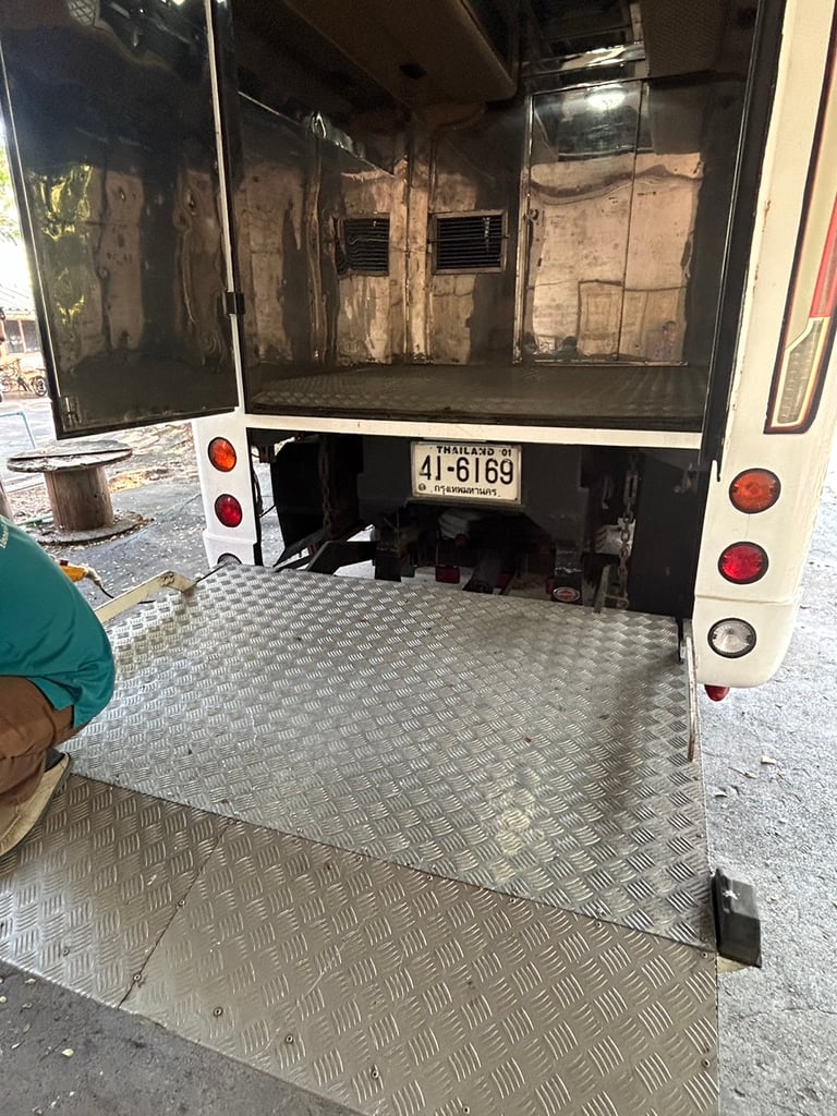 รถบัสแอร์18ที่นั่งพร้อมด้านท้ายห้องเก็บสินต้าติดแอร์ยาว3เมตรพร้อมลิฟท์ท้าย รถบัสแอร์18ที่นั่งพร้อมด้านท้ายห้องเก็บสินต้าติดแอร์ยาว3เมตรพร้อมลิฟท์ท้าย