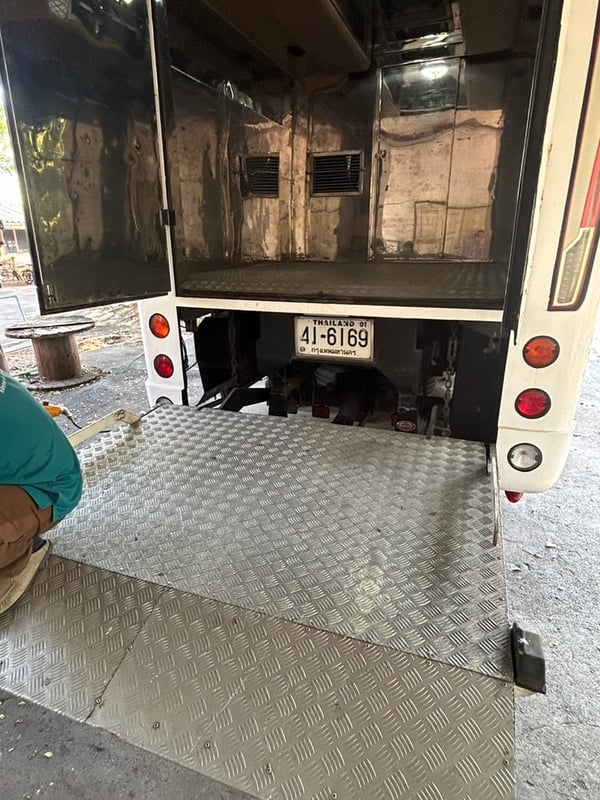 รถบัสแอร์18ที่นั่งพร้อมด้านท้ายห้องเก็บสินต้าติดแอร์ยาว3เมตรพร้อมลิฟท์ท้าย รถบัสแอร์18ที่นั่งพร้อมด้านท้ายห้องเก็บสินต้าติดแอร์ยาว3เมตรพร้อมลิฟท์ท้าย