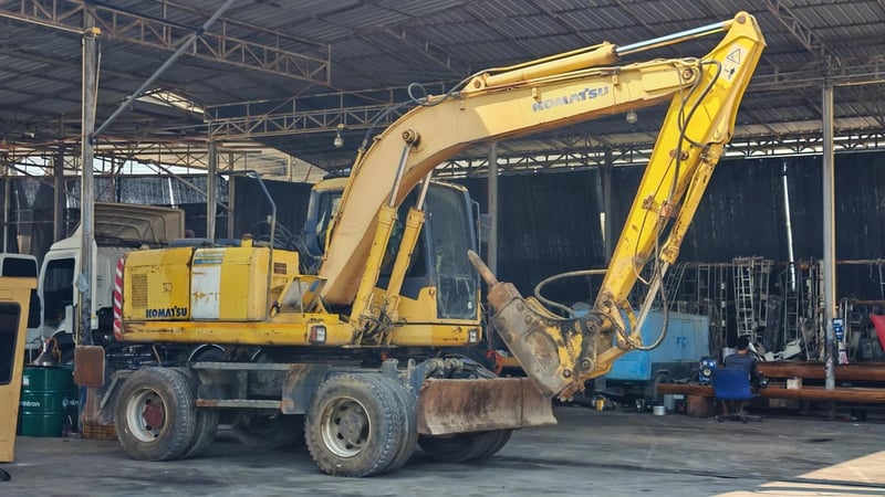 แบคโฮล้อยาง KOMATSU PW160-7 ปี 2006 พร้อมหัวเจาะ! แบคโฮล้อยาง KOMATSU PW160-7 ปี 2006 พร้อมหัวเจาะ!