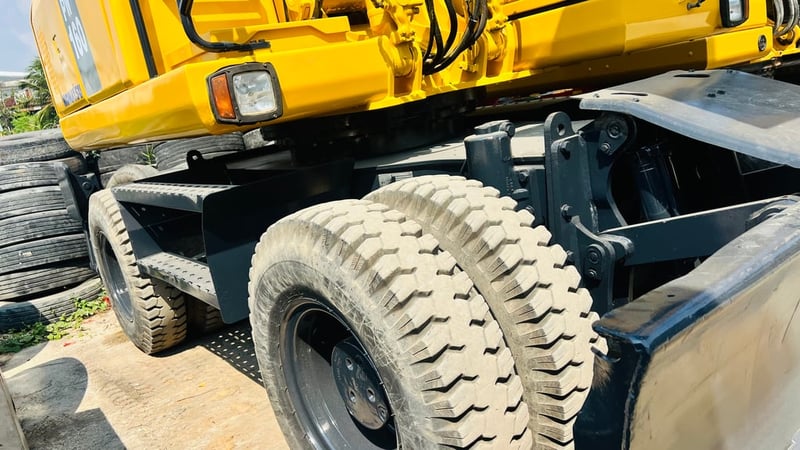 แมคโครล้อยางPW160-7EOพร้อมใช้เล่มทะเบียนแอร?เย็น