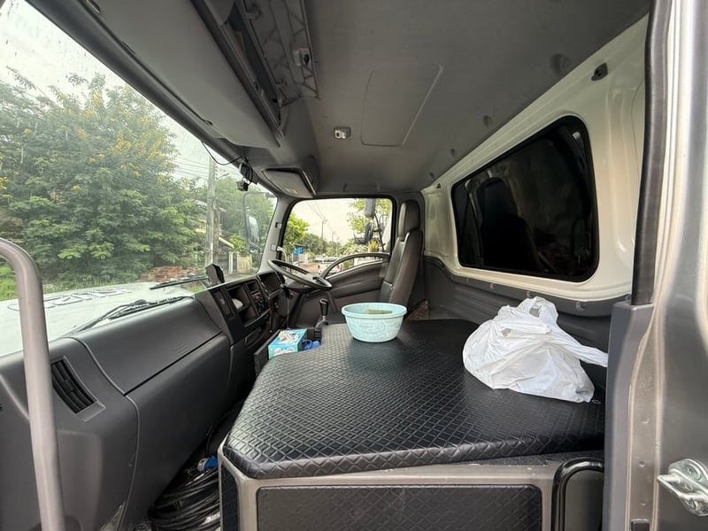 หกล้ออีซูซุFRR210ปี65ตู่บรรทุกมอไซด์มีลิฟท์ท้าย