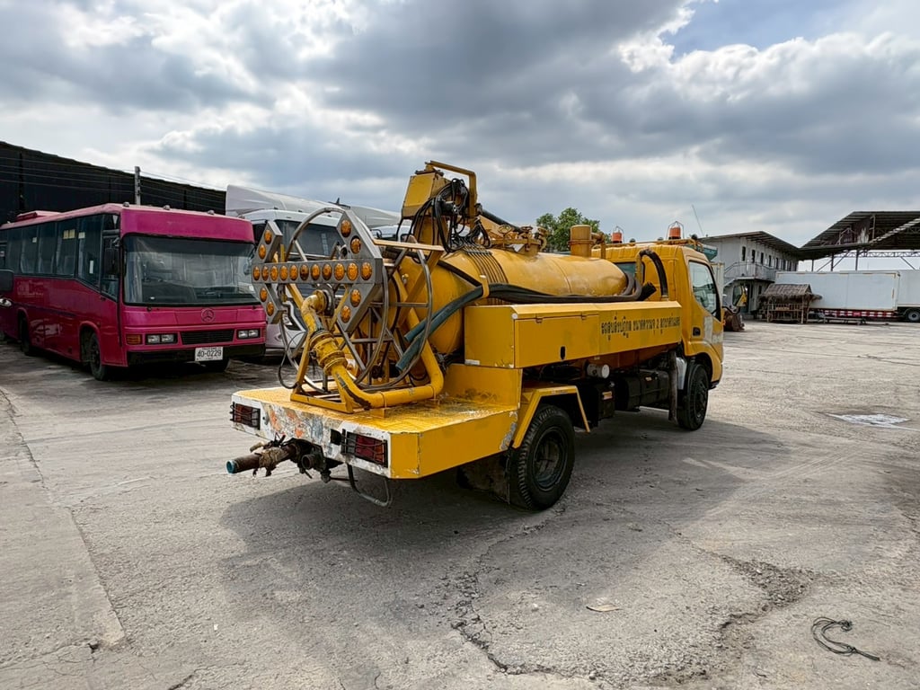 รถหกล้อดูดสิ่งปฎิกูลส้วมไขมันเครื่อง136แรง รถหกล้อดูดสิ่งปฎิกูลส้วมไขมันเครื่อง136แรง