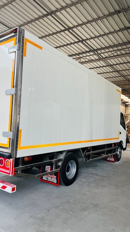 รถบรรทุกหกล้อตู้เย็นฮีโน่ 150 แรงสภาพพร้อมใช้งาน รถบรรทุกหกล้อตู้เย็นฮีโน่ 150 แรงสภาพพร้อมใช้งาน