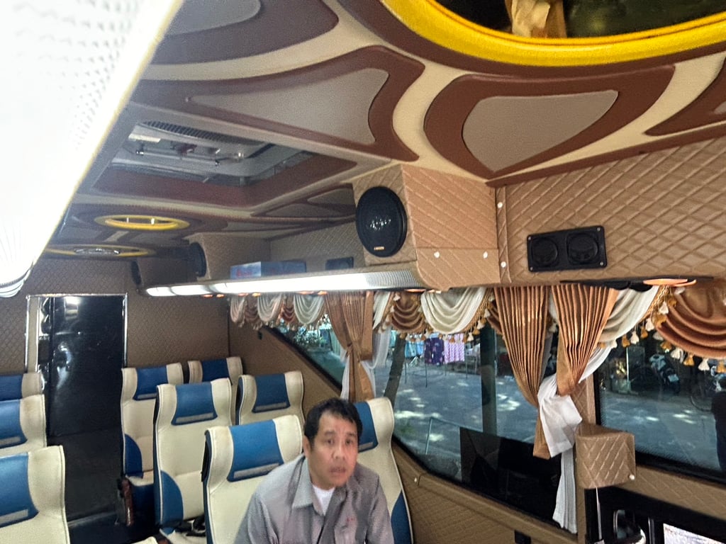 รถบัสแอร์18ที่นั่งพร้อมด้านท้ายห้องเก็บสินต้าติดแอร์ยาว3เมตรพร้อมลิฟท์ท้าย รถบัสแอร์18ที่นั่งพร้อมด้านท้ายห้องเก็บสินต้าติดแอร์ยาว3เมตรพร้อมลิฟท์ท้าย