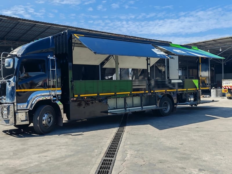 🚚 6 ล้อตู้เปิดข้าง(ปีกนก)​ ISUZU FTR 240 แรง ปี 65 (พร้อมลิฟท์ท้าย!)