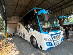 รถบัสแอร์18ที่นั่งพร้อมด้านท้ายห้องเก็บสินต้าติดแอร์ยาว3เมตรพร้อมลิฟท์ท้าย รถบัสแอร์18ที่นั่งพร้อมด้านท้ายห้องเก็บสินต้าติดแอร์ยาว3เมตรพร้อมลิฟท์ท้าย