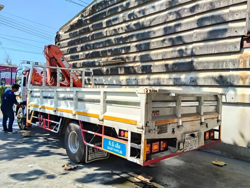 ISUZU NQR 175แรงม้า รถบรรทุก 6ล้อ กระบะเหล็กติดเครน ปี2014
