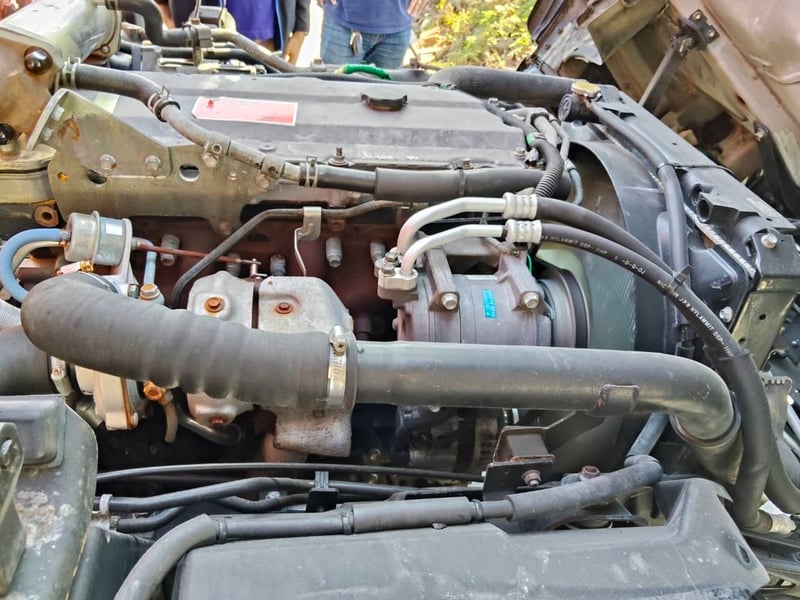 ISUZU NQR 175แรงม้า รถบรรทุก 6ล้อ กระบะเหล็กติดเครน ปี2014