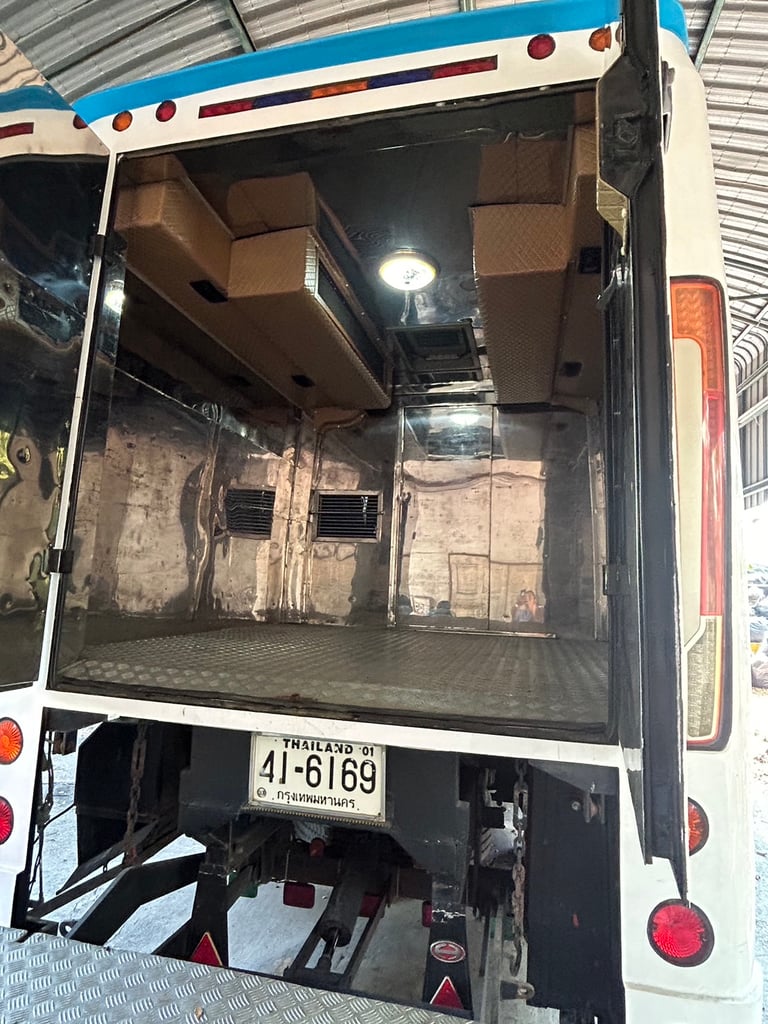 รถบัสแอร์18ที่นั่งพร้อมด้านท้ายห้องเก็บสินต้าติดแอร์ยาว3เมตรพร้อมลิฟท์ท้าย รถบัสแอร์18ที่นั่งพร้อมด้านท้ายห้องเก็บสินต้าติดแอร์ยาว3เมตรพร้อมลิฟท์ท้าย