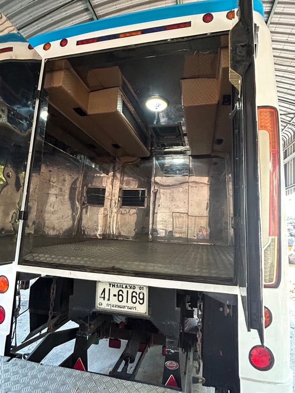รถบัสแอร์18ที่นั่งพร้อมด้านท้ายห้องเก็บสินต้าติดแอร์ยาว3เมตรพร้อมลิฟท์ท้าย รถบัสแอร์18ที่นั่งพร้อมด้านท้ายห้องเก็บสินต้าติดแอร์ยาว3เมตรพร้อมลิฟท์ท้าย