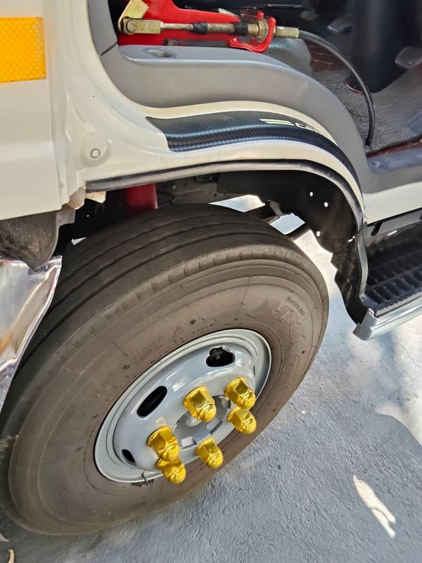 ISUZU NQR 175แรงม้า รถบรรทุก 6ล้อ กระบะเหล็กติดเครน ปี2014