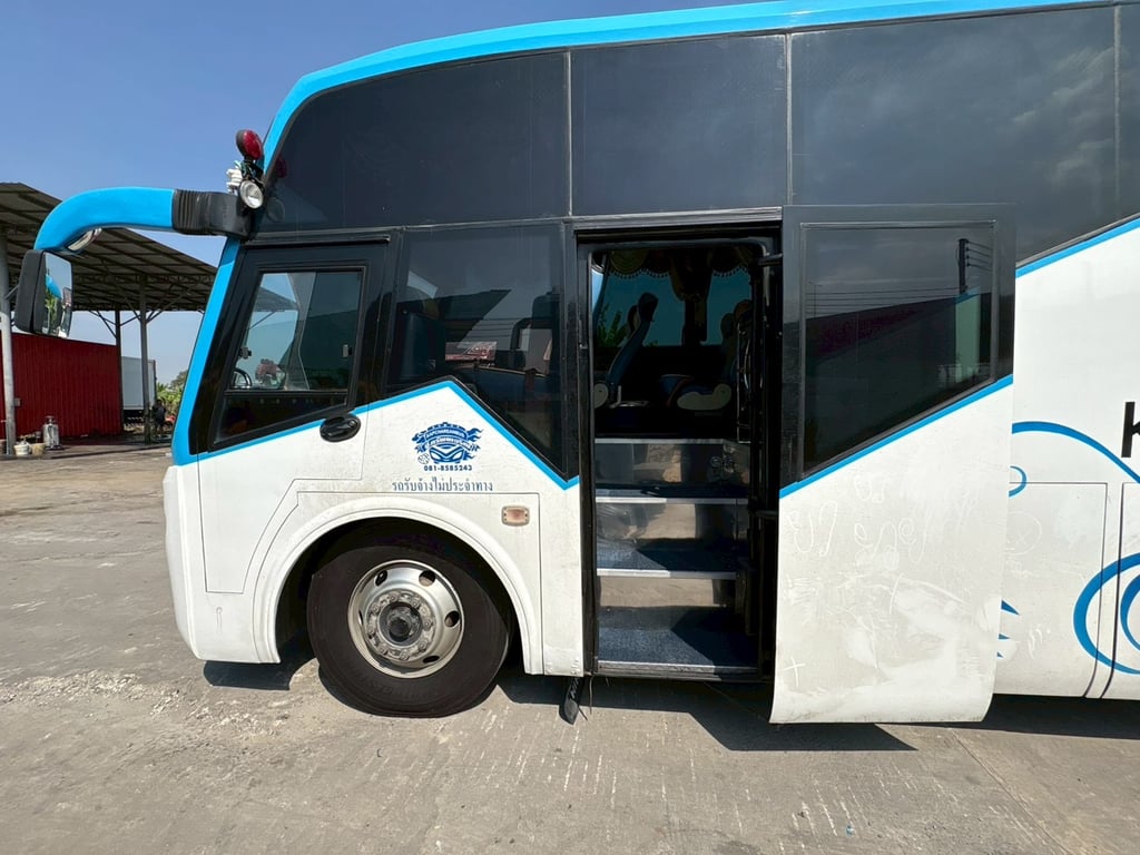 รถบัสแอร์18ที่นั่งพร้อมด้านท้ายห้องเก็บสินต้าติดแอร์ยาว3เมตรพร้อมลิฟท์ท้าย รถบัสแอร์18ที่นั่งพร้อมด้านท้ายห้องเก็บสินต้าติดแอร์ยาว3เมตรพร้อมลิฟท์ท้าย