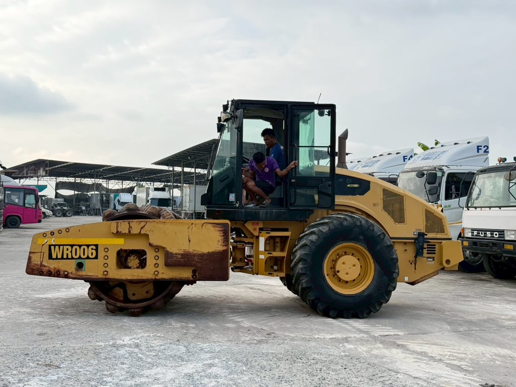 🚧 รถบดสั่นสะเทือน CAT CP76 ปี 2011 (NEW!) 🚧 รถบดสั่นสะเทือน CAT CP76 ปี 2011 (NEW!)