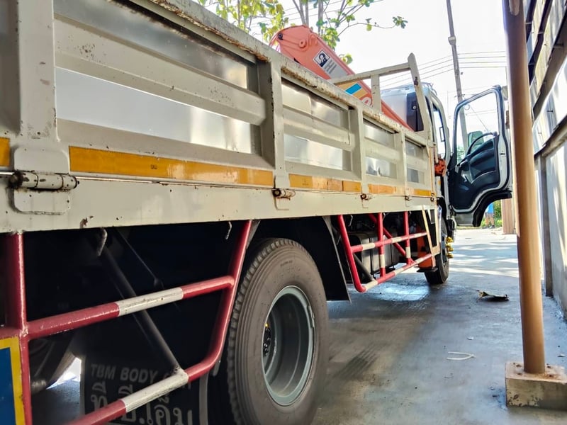 ISUZU NQR 175แรงม้า รถบรรทุก 6ล้อ กระบะเหล็กติดเครน ปี2014