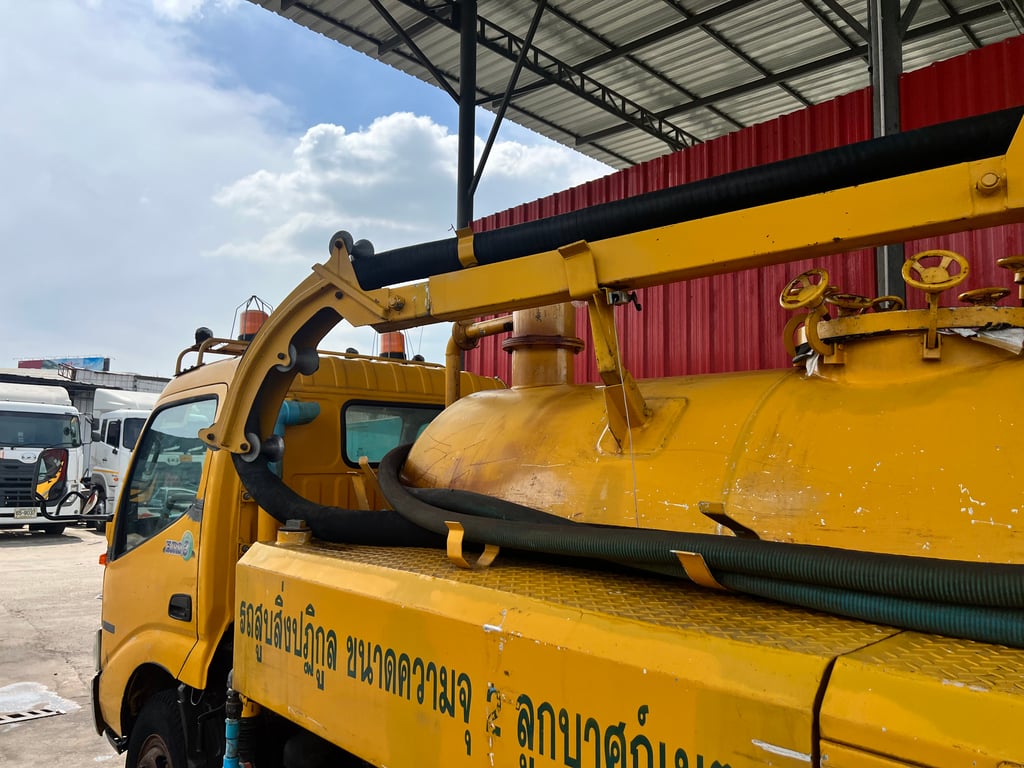 รถหกล้อดูดสิ่งปฎิกูลส้วมไขมันเครื่อง136แรง รถหกล้อดูดสิ่งปฎิกูลส้วมไขมันเครื่อง136แรง