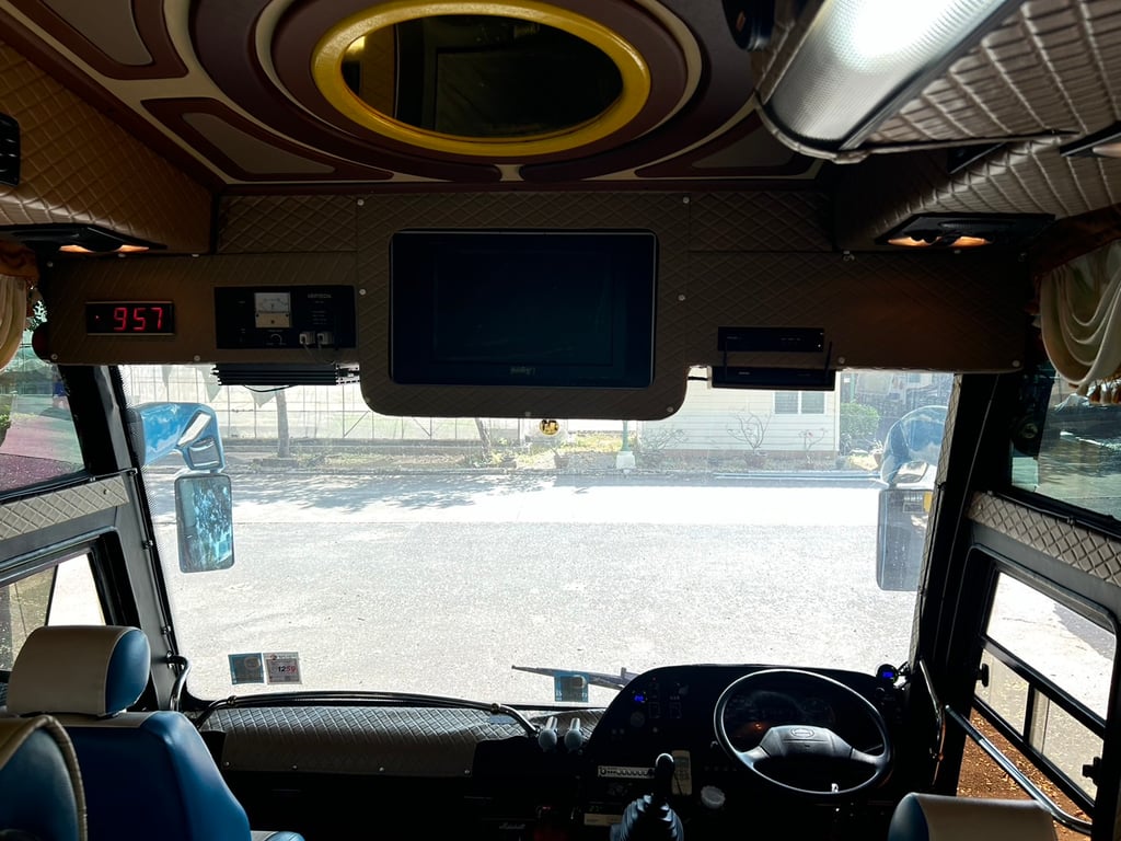 รถบัสแอร์18ที่นั่งพร้อมด้านท้ายห้องเก็บสินต้าติดแอร์ยาว3เมตรพร้อมลิฟท์ท้าย รถบัสแอร์18ที่นั่งพร้อมด้านท้ายห้องเก็บสินต้าติดแอร์ยาว3เมตรพร้อมลิฟท์ท้าย