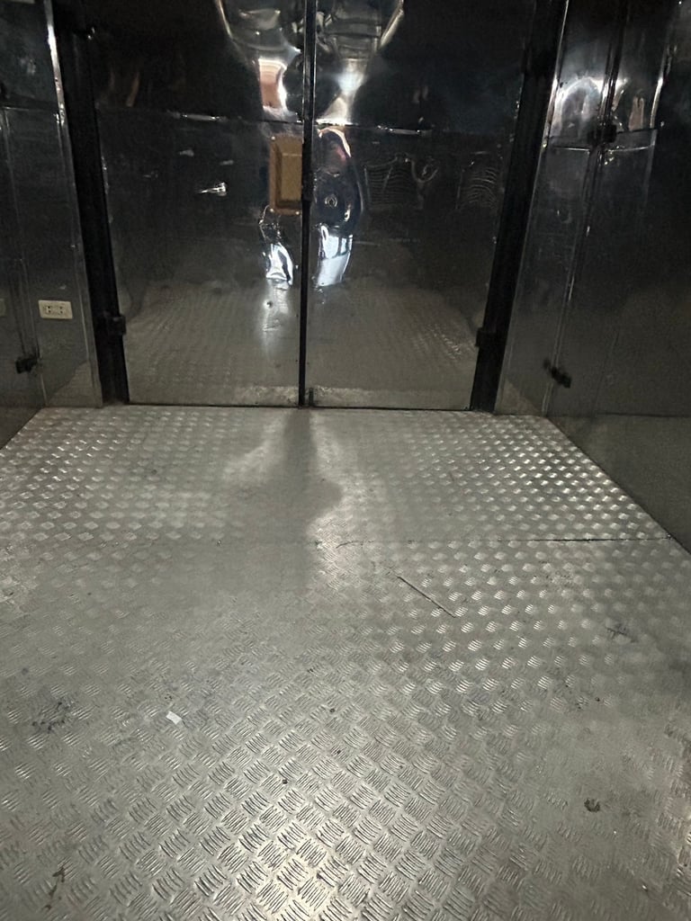 รถบัสแอร์18ที่นั่งพร้อมด้านท้ายห้องเก็บสินต้าติดแอร์ยาว3เมตรพร้อมลิฟท์ท้าย รถบัสแอร์18ที่นั่งพร้อมด้านท้ายห้องเก็บสินต้าติดแอร์ยาว3เมตรพร้อมลิฟท์ท้าย