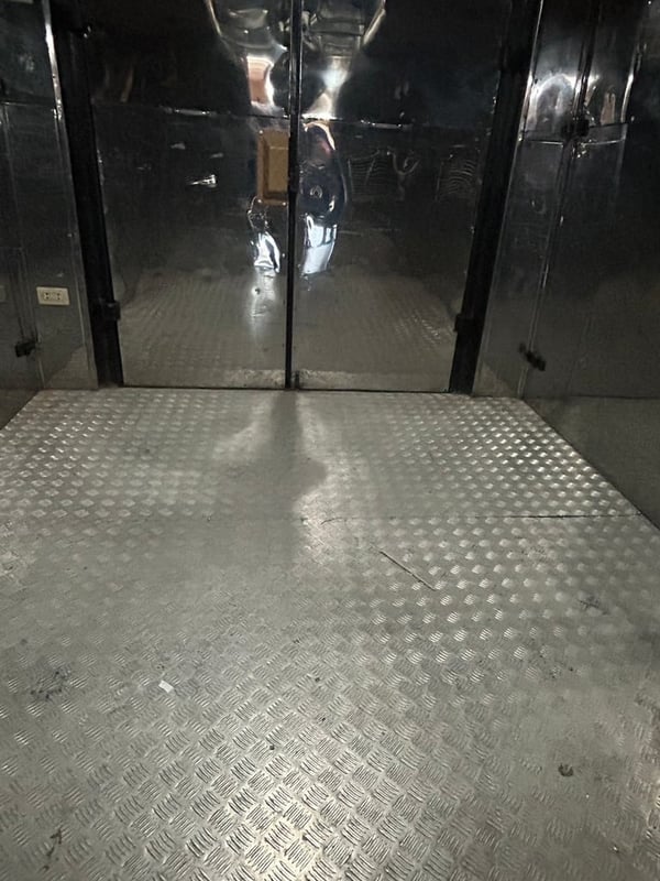 รถบัสแอร์18ที่นั่งพร้อมด้านท้ายห้องเก็บสินต้าติดแอร์ยาว3เมตรพร้อมลิฟท์ท้าย รถบัสแอร์18ที่นั่งพร้อมด้านท้ายห้องเก็บสินต้าติดแอร์ยาว3เมตรพร้อมลิฟท์ท้าย