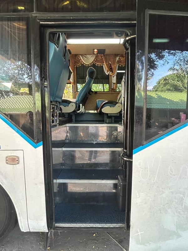 รถบัสแอร์18ที่นั่งพร้อมด้านท้ายห้องเก็บสินต้าติดแอร์ยาว3เมตรพร้อมลิฟท์ท้าย รถบัสแอร์18ที่นั่งพร้อมด้านท้ายห้องเก็บสินต้าติดแอร์ยาว3เมตรพร้อมลิฟท์ท้าย