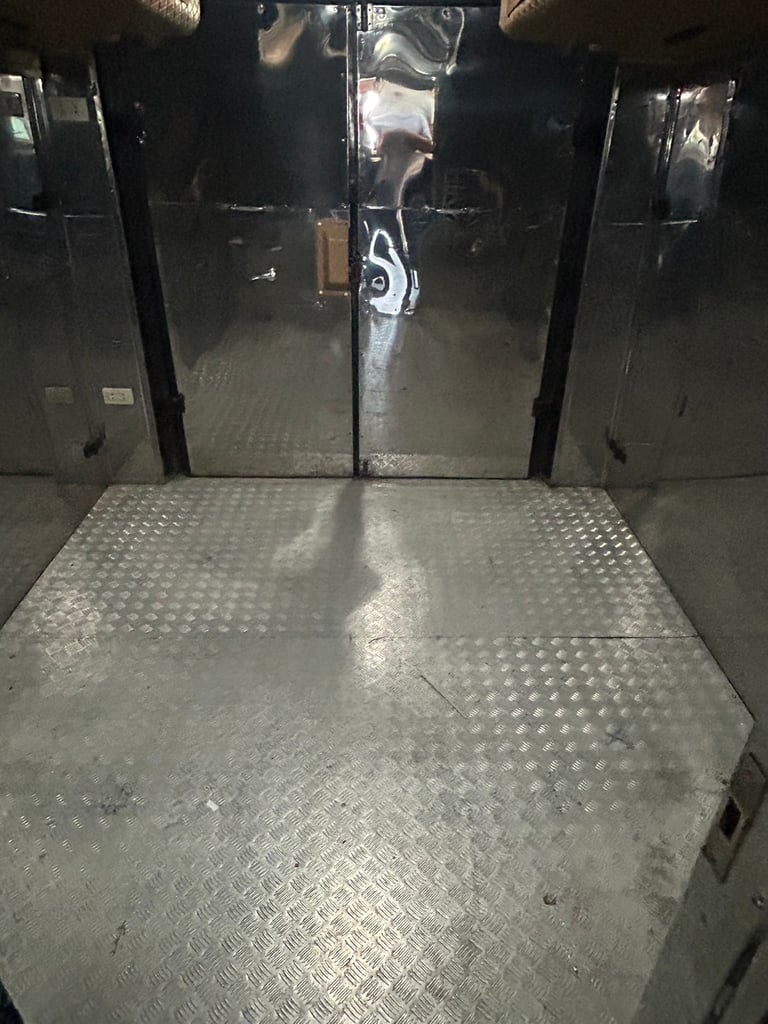 รถบัสแอร์18ที่นั่งพร้อมด้านท้ายห้องเก็บสินต้าติดแอร์ยาว3เมตรพร้อมลิฟท์ท้าย รถบัสแอร์18ที่นั่งพร้อมด้านท้ายห้องเก็บสินต้าติดแอร์ยาว3เมตรพร้อมลิฟท์ท้าย