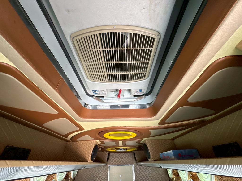 รถบัสแอร์18ที่นั่งพร้อมด้านท้ายห้องเก็บสินต้าติดแอร์ยาว3เมตรพร้อมลิฟท์ท้าย รถบัสแอร์18ที่นั่งพร้อมด้านท้ายห้องเก็บสินต้าติดแอร์ยาว3เมตรพร้อมลิฟท์ท้าย