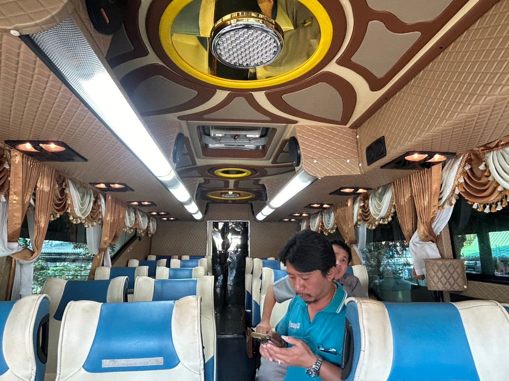 รถบัสแอร์18ที่นั่งพร้อมด้านท้ายห้องเก็บสินต้าติดแอร์ยาว3เมตรพร้อมลิฟท์ท้าย รถบัสแอร์18ที่นั่งพร้อมด้านท้ายห้องเก็บสินต้าติดแอร์ยาว3เมตรพร้อมลิฟท์ท้าย