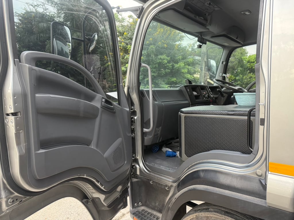 หกล้ออีซูซุFRR210ปี65ตู่บรรทุกมอไซด์มีลิฟท์ท้าย