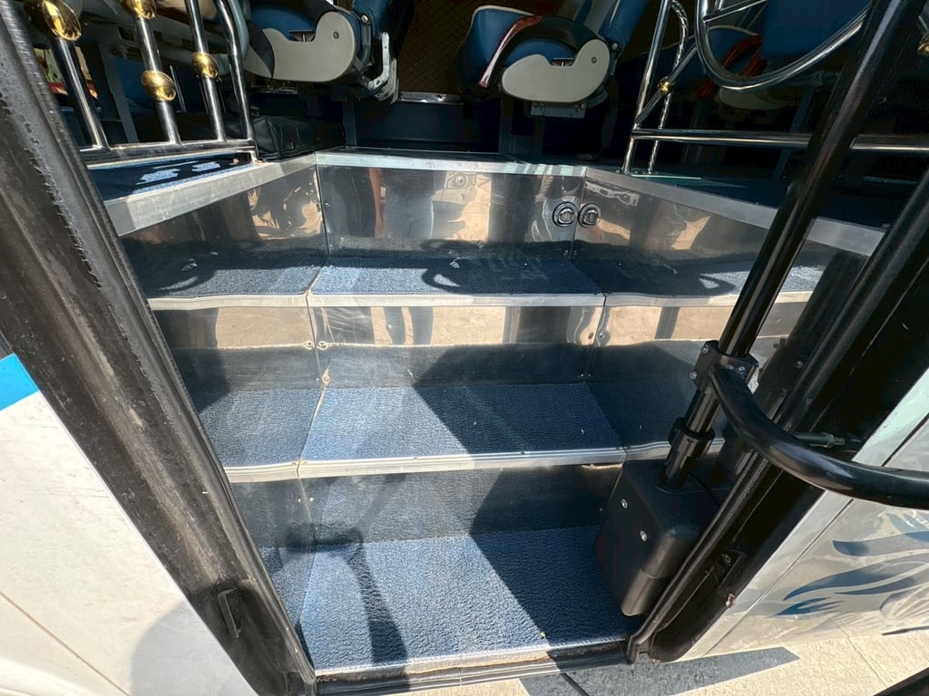 รถบัสแอร์18ที่นั่งพร้อมด้านท้ายห้องเก็บสินต้าติดแอร์ยาว3เมตรพร้อมลิฟท์ท้าย รถบัสแอร์18ที่นั่งพร้อมด้านท้ายห้องเก็บสินต้าติดแอร์ยาว3เมตรพร้อมลิฟท์ท้าย