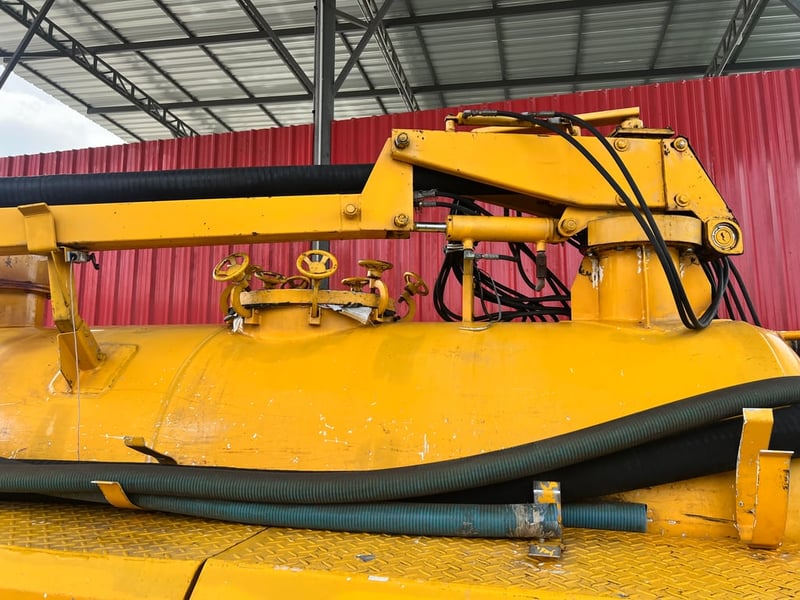 รถหกล้อดูดสิ่งปฎิกูลส้วมไขมันเครื่อง136แรง รถหกล้อดูดสิ่งปฎิกูลส้วมไขมันเครื่อง136แรง