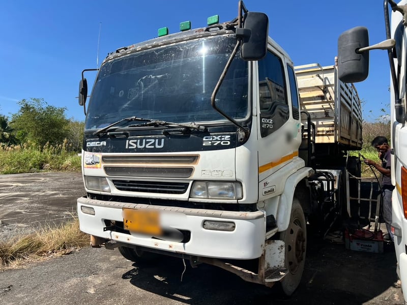 หัวลากอีซูซุ270แรงปี47-48ราคาเบาๆเครื่องดียางดี ตามสภาพ