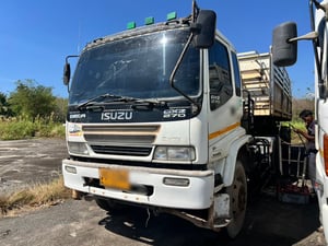 หัวลากอีซูซุ270แรงปี47-48ราคาเบาๆเครื่องดียางดี ตามสภาพ