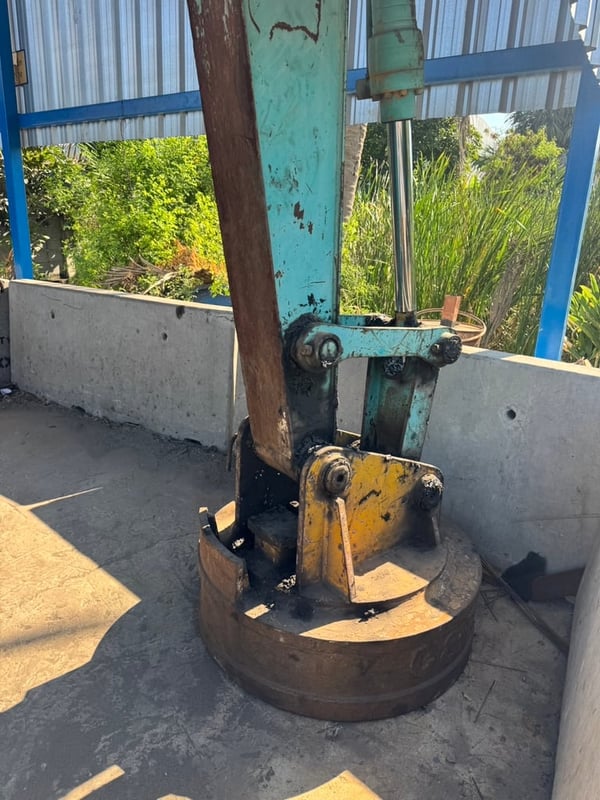 แมคโครโกเบ sk100ติดแม่เหล็กสำหรับดูดเศษเหล็ก