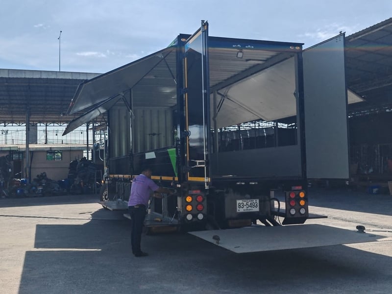 🚚 6 ล้อตู้เปิดข้าง(ปีกนก)​ ISUZU FTR 240 แรง ปี 65 (พร้อมลิฟท์ท้าย!)