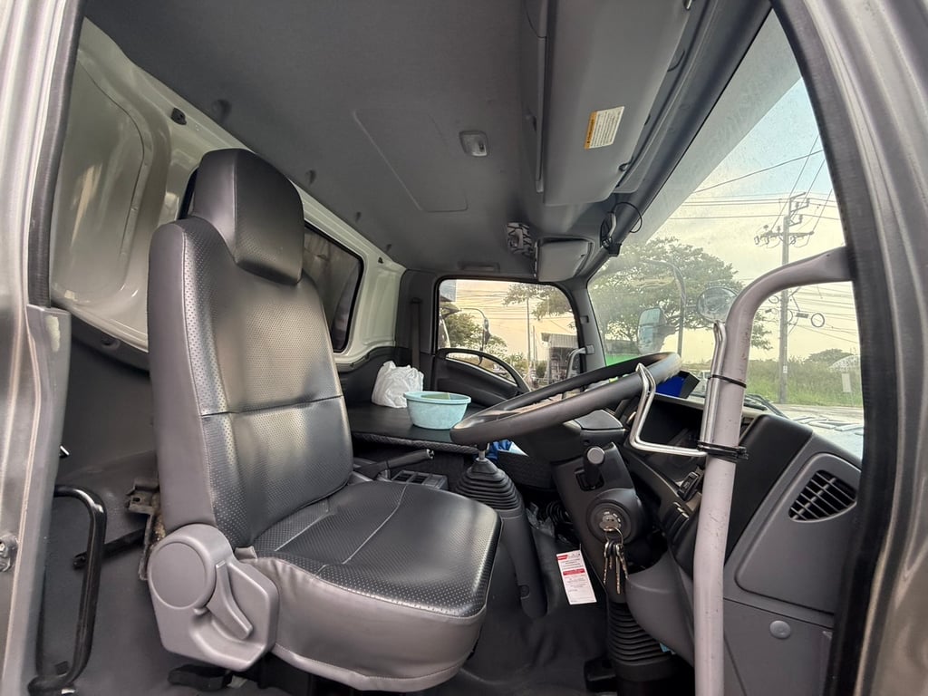 หกล้ออีซูซุFRR210ปี65ตู่บรรทุกมอไซด์มีลิฟท์ท้าย