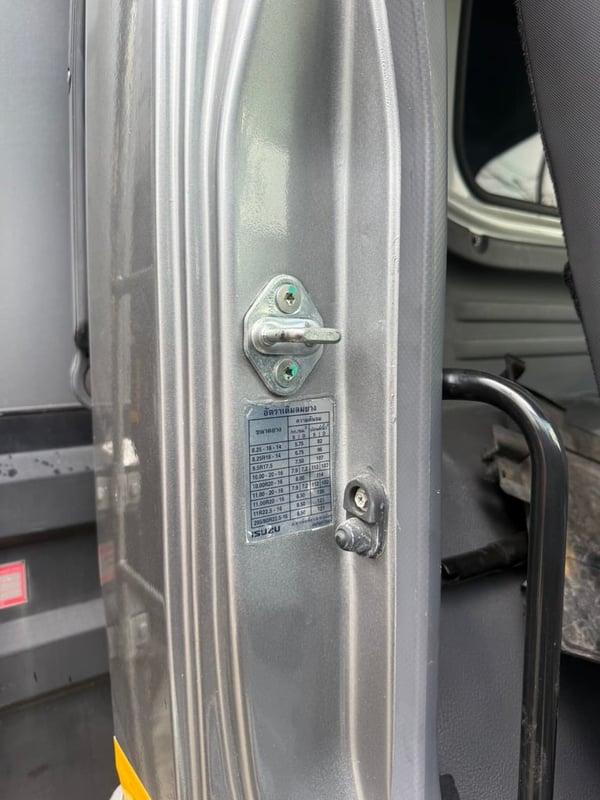 หกล้ออีซูซุFRR210ปี65ตู่บรรทุกมอไซด์มีลิฟท์ท้าย