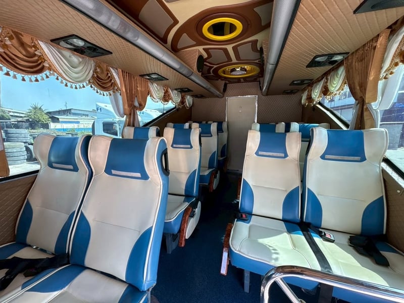 รถบัสแอร์18ที่นั่งพร้อมด้านท้ายห้องเก็บสินต้าติดแอร์ยาว3เมตรพร้อมลิฟท์ท้าย รถบัสแอร์18ที่นั่งพร้อมด้านท้ายห้องเก็บสินต้าติดแอร์ยาว3เมตรพร้อมลิฟท์ท้าย