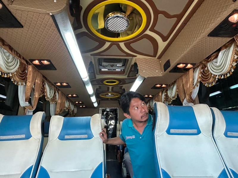 รถบัสแอร์18ที่นั่งพร้อมด้านท้ายห้องเก็บสินต้าติดแอร์ยาว3เมตรพร้อมลิฟท์ท้าย รถบัสแอร์18ที่นั่งพร้อมด้านท้ายห้องเก็บสินต้าติดแอร์ยาว3เมตรพร้อมลิฟท์ท้าย