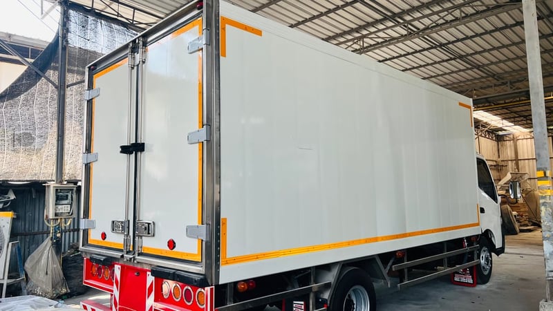 รถบรรทุกหกล้อตู้เย็นฮีโน่ 150 แรงสภาพพร้อมใช้งาน รถบรรทุกหกล้อตู้เย็นฮีโน่ 150 แรงสภาพพร้อมใช้งาน