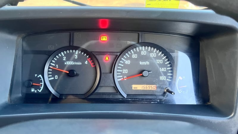 ISUZU NMR 130แรงม้า รถบรรทุก 6ล้อ ตู้แห้ง ปี2010 เลขไมล์ 156,950 กม. ISUZU NMR 130แรงม้า รถบรรทุก 6ล้อ ตู้แห้ง ปี2010 เลขไมล์ 156,950 กม.