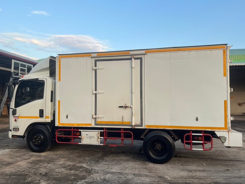 ISUZU NMR 130แรงม้า รถบรรทุก 6ล้อ ตู้แห้ง ปี2010 เลขไมล์ 156,950 กม. ISUZU NMR 130แรงม้า รถบรรทุก 6ล้อ ตู้แห้ง ปี2010 เลขไมล์ 156,950 กม.