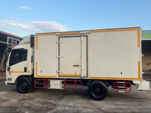 ISUZU NMR 130แรงม้า รถบรรทุก 6ล้อ ตู้แห้ง ปี2010 เลขไมล์ 156,950 กม. ISUZU NMR 130แรงม้า รถบรรทุก 6ล้อ ตู้แห้ง ปี2010 เลขไมล์ 156,950 กม.