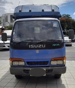 ISUZU NKR55E12 4สูบ 100แรงม้า รถบรรทุก 4ล้อ กระบะคอกสูงมีหลังคา ปี2002