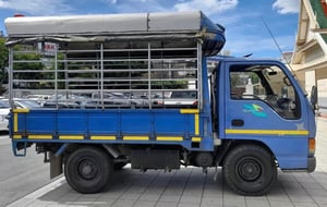 ISUZU NKR55E12 4สูบ 100แรงม้า รถบรรทุก 4ล้อ กระบะคอกสูงมีหลังคา ปี2002