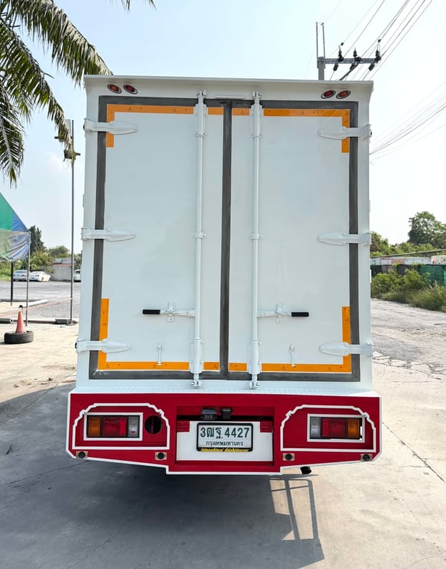 รถ ISUZU NLR 130 แรง ปี 2564  (รถห้างแท้ )  #ตู้แห้ง10บาน ยาว3.20 ม.กว้าง 1.90 ม. รถสวยมาก มือเดียว