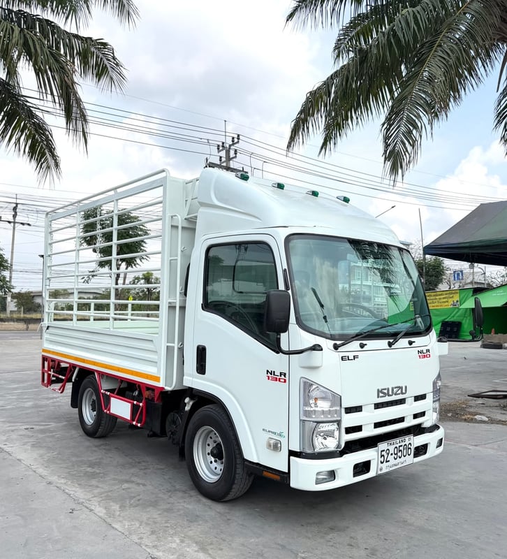รถ ISUZU NLR 130 แรง ปี 2555 รถห้างแท้  (4 ล้อไม่ติดเวลา) กะบะคอกสูง ยาว 3.30 ม.กว้าง 1.90 ม. รถมือเดียว สวยมาก