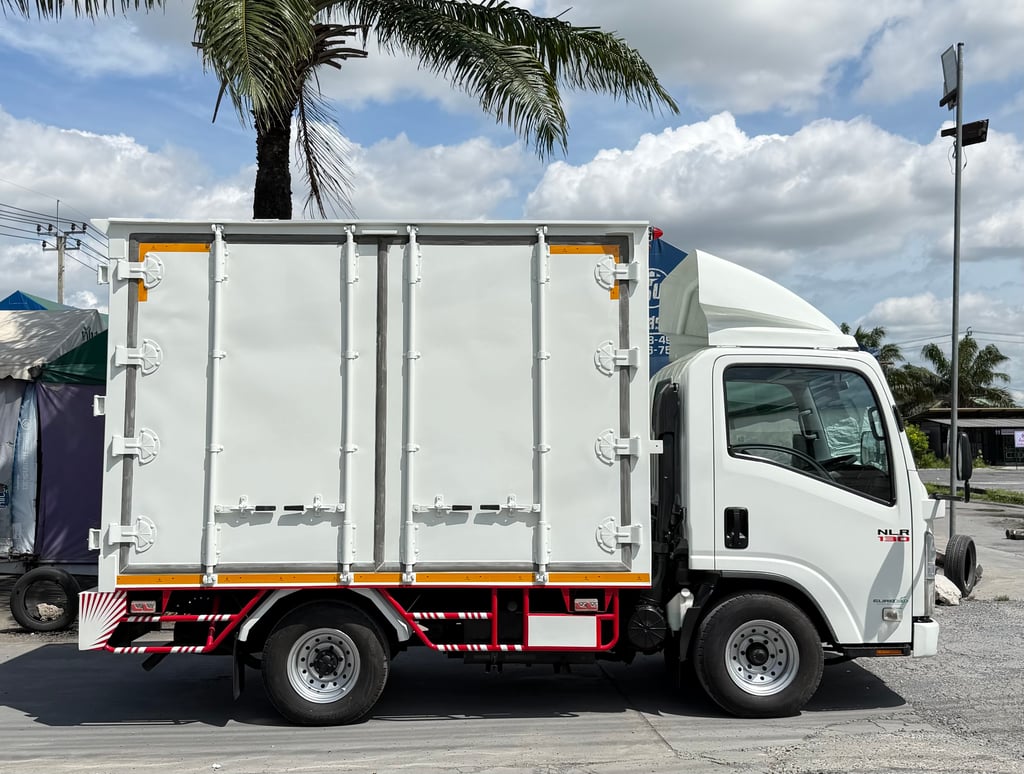 ISUZU NLR 130 แรงม้า ปี 2563 รถบรรทุก 4 ล้อ ตู้แห้ง เปิดรอบด้าน  สวยมาก พร้อมใช้งาน