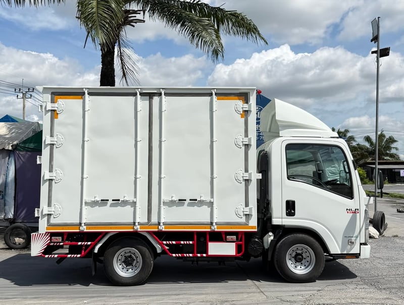 ISUZU NLR 130 แรงม้า ปี 2563 รถบรรทุก 4 ล้อ ตู้แห้ง เปิดรอบด้าน  สวยมาก พร้อมใช้งาน