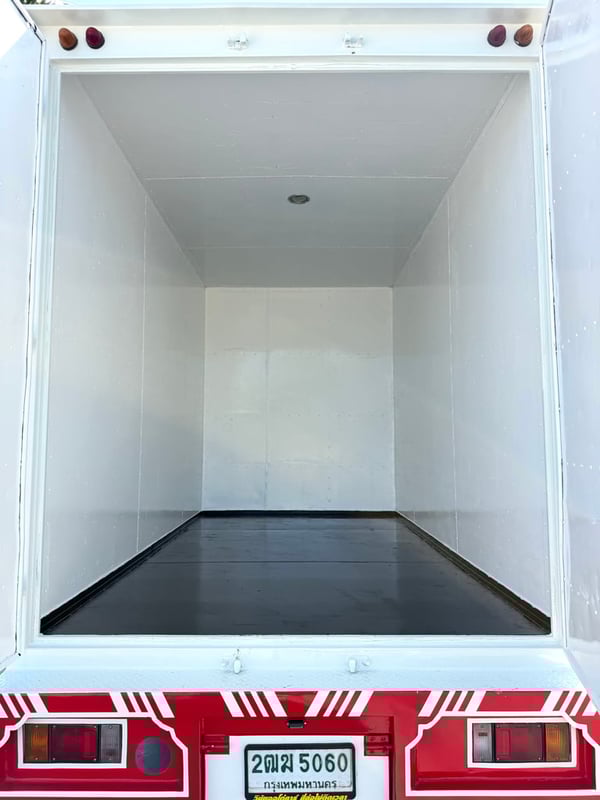 รถ ISUZU NLR 130 แรง ปี 2560 รถห้างแท้(4 ล้อไม่ติดเวลา) ตู้แห้ง ยาว 3.30 ม. กว้าง1.85 ม. 