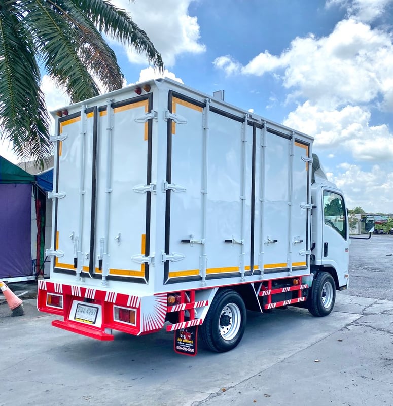 ISUZU NLR 130แรงม้า รถบรรทุก 4ล้อ ตู้แห้ง 10 บาน ปี2018
