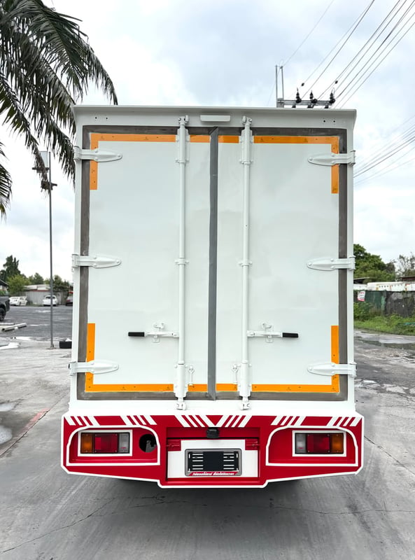 รถ ISUZU NLR 130 แรง ปี 2556 รถห้างแท้  (4 ล้อไม่ติดเวลา)  รถสวยมาก  มือเดียว  